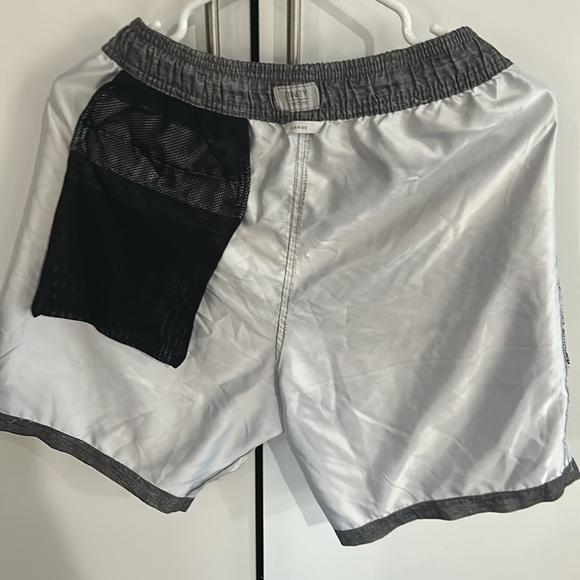 Men’s trinity collective large swim shirts - Picture 7 of 7